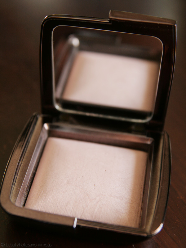 Hourglass Ambient Lighting Powder in Mood Light