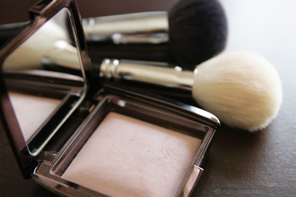 Hourglass Ambient Lighting Powder in Mood Light