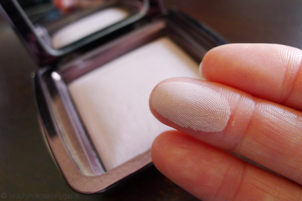 Hourglass Ambient Lighting Powder in Mood Light Swatch