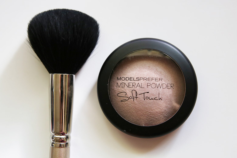 Models Prefer Mineral Powder Soft Touch Powder in Photo Ready