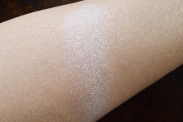 Antipodes Performance Plus Skin-Brightening Mineral Finishing Powder Swatch