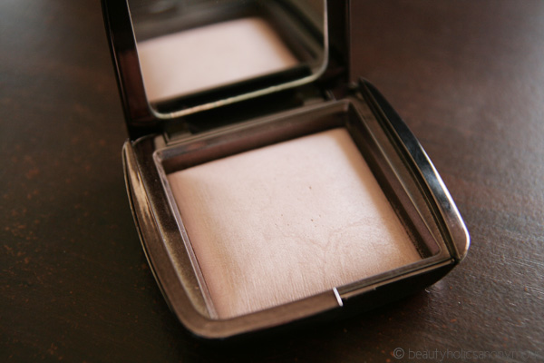Hourglass Ambient Lighting Powder in Mood Light: A Highly Worthy Opponent For Guerlain’s Meteorites